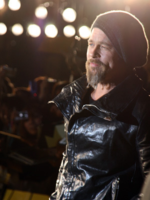 革ジャンにニット帽のカジュアルスタイルで登場