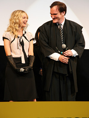 メラニーにゾッコンの様子のタランティーノ