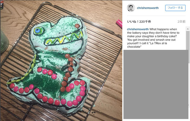 クリス・ヘムズワースが愛娘のバースデー・ケーキ作り-(C)Instagram