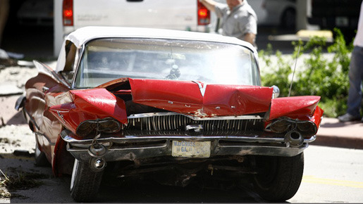 落ちてきたのが、この車。着地の衝撃を受け、ぺちゃんこに…。