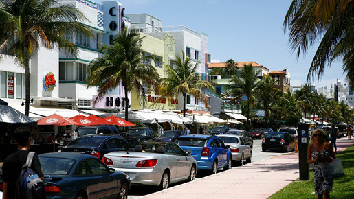 ホテルやショップが立ち並ぶオーシャン・ドライヴもしばしば登場します。