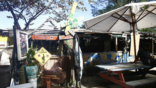 第7話に出てくる怪しげなスポット。ヒッピー的人々が共同生活をしているビーチです。