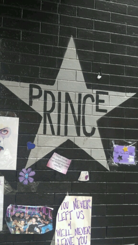 【ハリウッドより愛を込めて】 PURPLE REIGN（紫の時代）…プリンスを偲んで