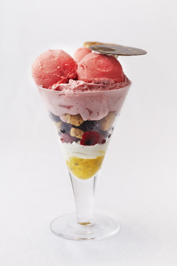 「パフェ ソルベ ディアブル・ローズ」 1,600円（本体価格）。販売期間：4月1日～8月末を予定。展開店舗：東京ミッドタウン店