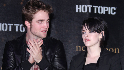 6日、『ニュームーン／トワイライト・サーガ』のイベントに出席したロバート＆クリステン -(C) Rex Features/AFLO