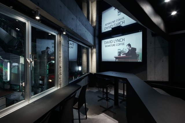 コンクリートグレーとマットブラックで統一された店内は、映画の原点であるモノクロをイメージ