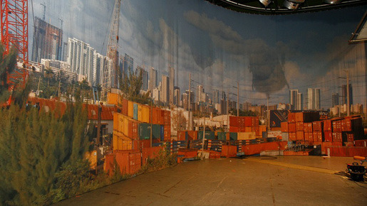 部屋の窓から見える風景は…、実は巨大カーテンに描かれた絵を用いて撮影！