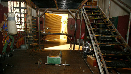 スパイの基本は体力作り。よく見ると、部屋のあちこちにトレーニンググッズが…