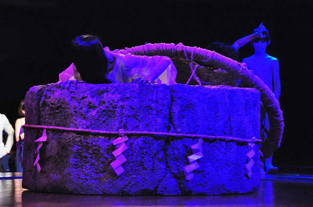 井戸から出現した貞子『貞子vs伽椰子』