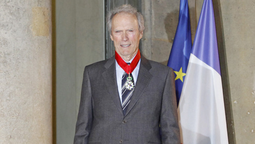 勲章をかけて笑顔のクリント・イーストウッド -(C) AFLO