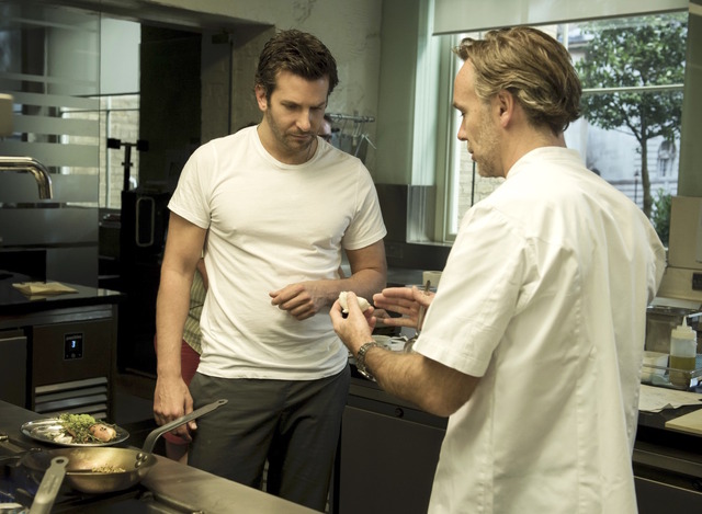 ブラッドリー・クーパー＆マーカス・ウェアリング／『二ツ星の料理人』　(C)2015 The Weinstein Company.
