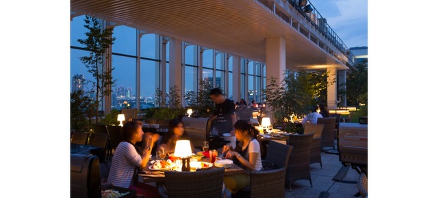 アークヒルズ サウスタワー屋上のスカイパークに「ROOFTOP LOUNGE」が展開中