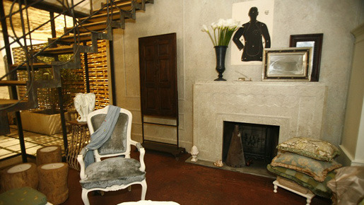 フィオナの自宅セット。射撃の的が普通のインテリアのように…