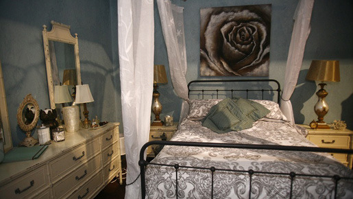 ガブリエルの意見を反映した寝室のインテリアにも、フィオナの女性らしさが