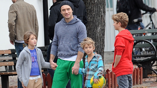 息子たちと一緒にサッカーをして遊んだジュード　-(C) Splash/AFLO　