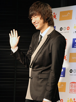 おびただしいフラッシュが眩しい様子