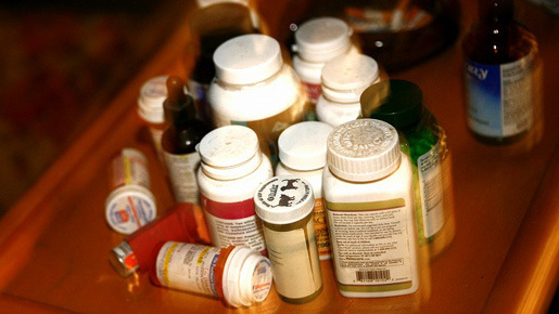 「マイケル、母さんはもうダメだわ〜」が口癖のマデリンだけに、部屋には薬の山が！