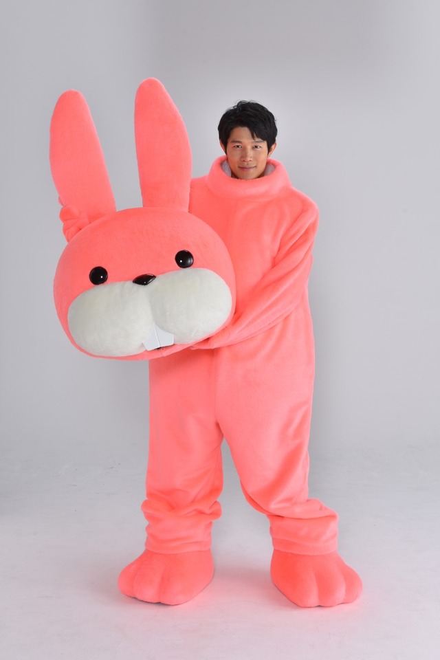 鈴木亮平が「お迎えデス。」-（C）NTV