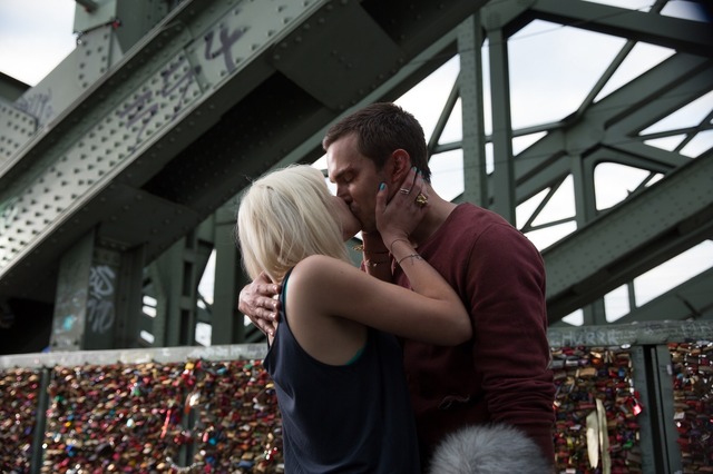 ニコラス×フェリシティ／『アウトバーン』　（C）2015 IM GLOBAL FILM FUND, LLC ALL RIGHTS RESERVED.