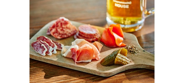 ＜ＭＵＳ ＭＵＳ＞「チョリソとサルチチョン盛り合わせ」（700円）