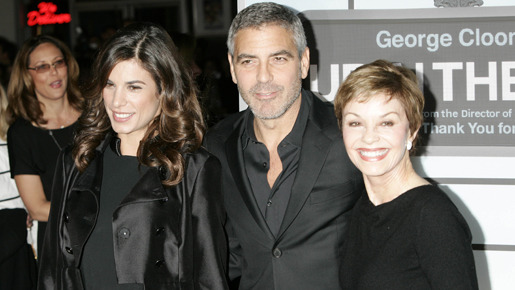 恋人、母親を連れて『マイレージ、マイライフ』のプレミアに出席したジョージ・クルーニー　-(C) Globe Photos/AFLO