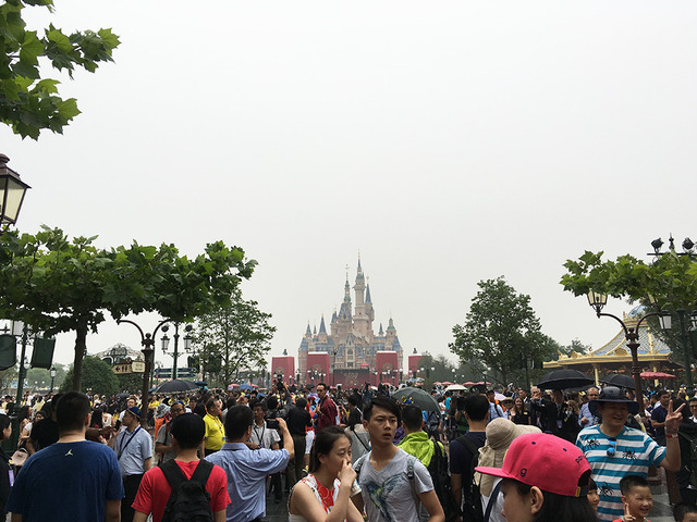 オープン直後の上海ディズニーランド、遠くに大きなお城が