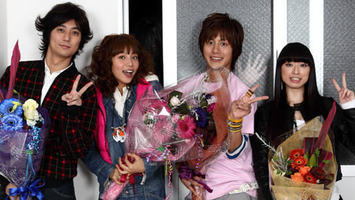 後ろから忍び寄る女性の影…