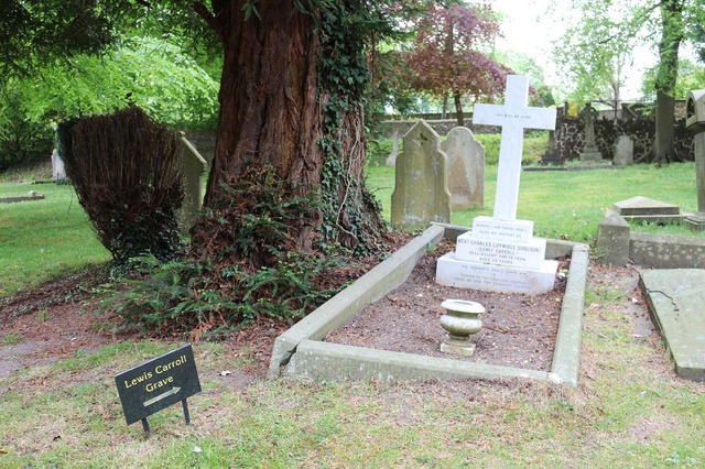 ルイス・キャロルが眠るマウント墓地／アリスのはじまりを紐解く旅＜ギルフォード編＞