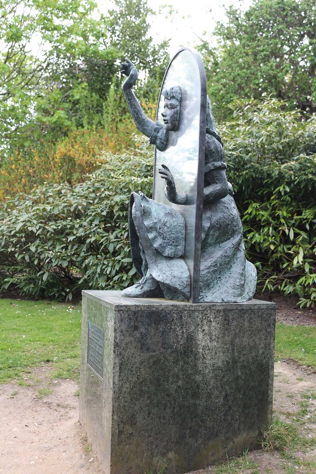 「鏡の国のアリス」の記念碑／アリスのはじまりを紐解く旅＜ギルフォード編＞