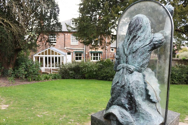 「鏡の国のアリス」の記念碑／アリスのはじまりを紐解く旅＜ギルフォード編＞