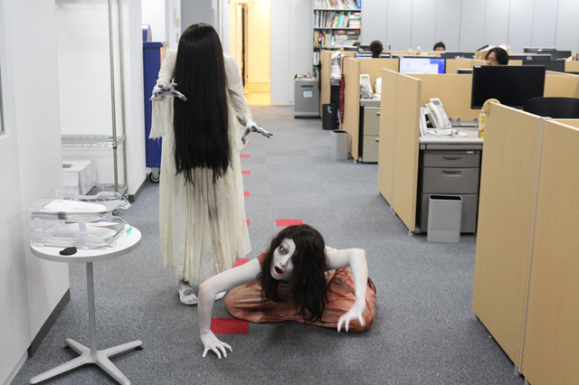 シネマカフェ編集部に訪れた貞子＆伽椰子