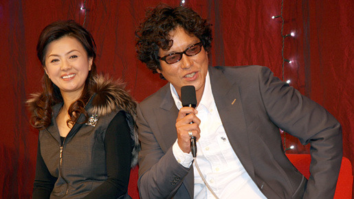 息ぴったりの夫婦の演技を見せる