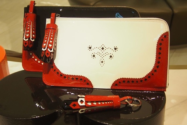 ロベールクレジュリーのクラッチバッグとキーチャーム