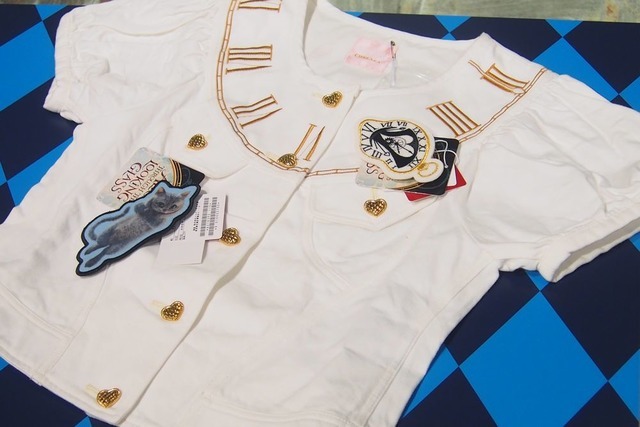 PINK HOUSE CHELSEA「アリス・イン・ワンダーランド～時間の旅～コレクション」の「チュールレース使いワッペン付きカット アンド ソーン」は三越伊勢丹限定品