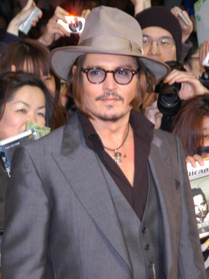 後ろにはファンが折り重なるように…