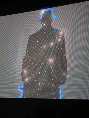 ジョニーの形に輝くクリスマスツリー