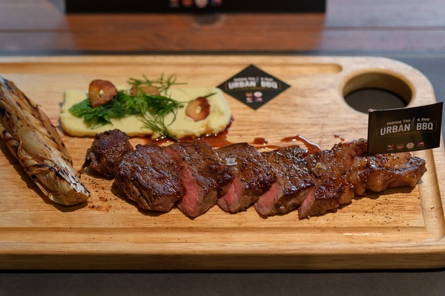 「ストリップロイン エスプレッソとブラックペッパーのマリネ」（1,800円）