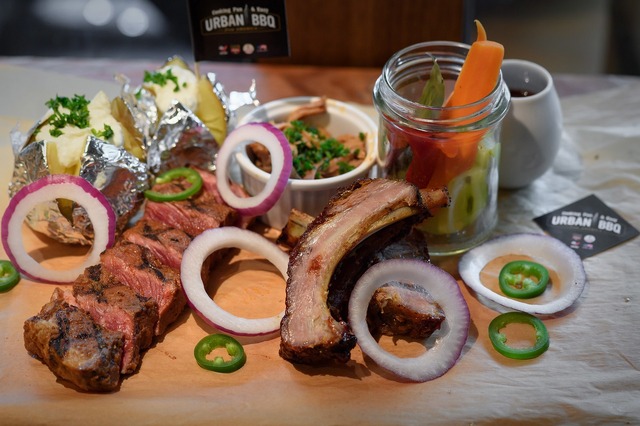 「アーバンバーベキュー3種盛り プルドポーク／リブ／ラブドチャックフラップ」2,800円
