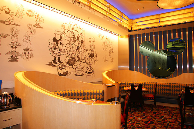 「ディズニー・ハリウッド・ホテル」の「シェフ・ミッキー」(C) Disney (C) Disney/Lucasfilm Ltd. (C) & TM Lucasfilm Ltd.
