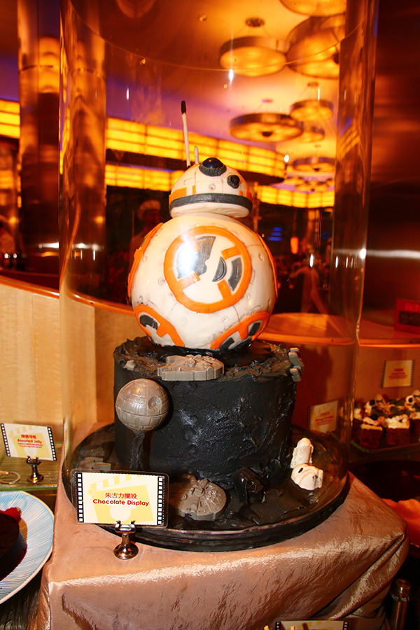 『スター・ウォーズ』仕様／「ディズニー・ハリウッド・ホテル」の「シェフ・ミッキー」(C) Disney (C) Disney/Lucasfilm Ltd. (C) & TM Lucasfilm Ltd.