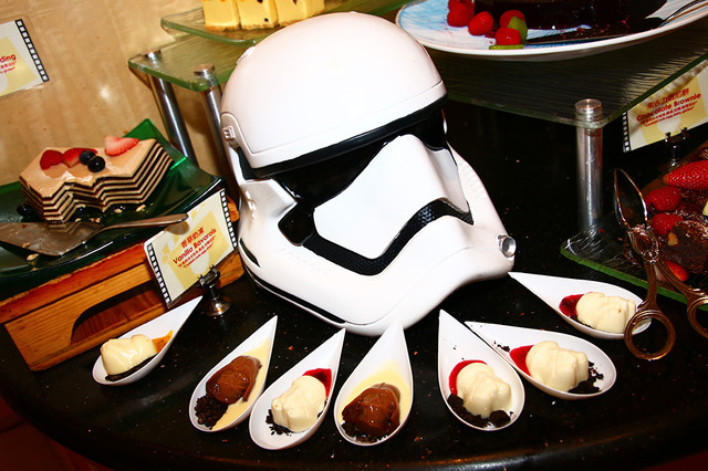 『スター・ウォーズ』仕様／「ディズニー・ハリウッド・ホテル」の「シェフ・ミッキー」(C) Disney (C) Disney/Lucasfilm Ltd. (C) & TM Lucasfilm Ltd.