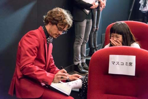 マシュー・グレイ・ギュブラー、ファンの靴下に…／「クリミナル・マインド」来日イベント　（C）Dlife
