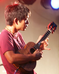 ジェイク・シマブクロ×フラガールズ『フラガール』海の家スペシャルライブサブ１