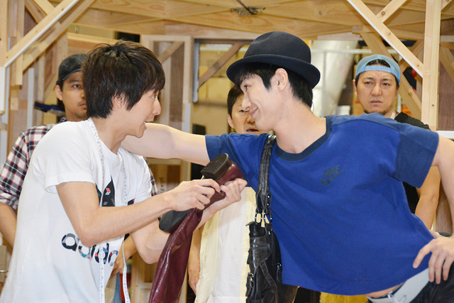 小池徹平、三浦春馬日本版「キンキーブーツ」の稽古場公開