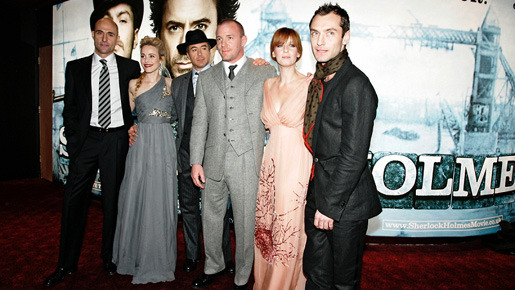 『シャーロック・ホームズ』ロンドン・プレミアにて（左から）マーク・ストロング、レイチェル・マクアダムス、ロバート・ダウニー・Jr.、ガイ・リッチー監督、ケリー・ライリー、ジュード・ロウ