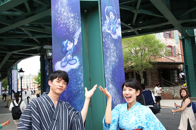 「レストラン櫻」前（モデル：那海＆本多遼）