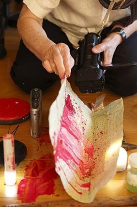 〈怪物君〉を制作する吉増剛造 2015 年 Photo: Kioku Keizo