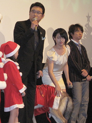 ウルルを撫で撫でする深田さん　photo：Yoko Saito