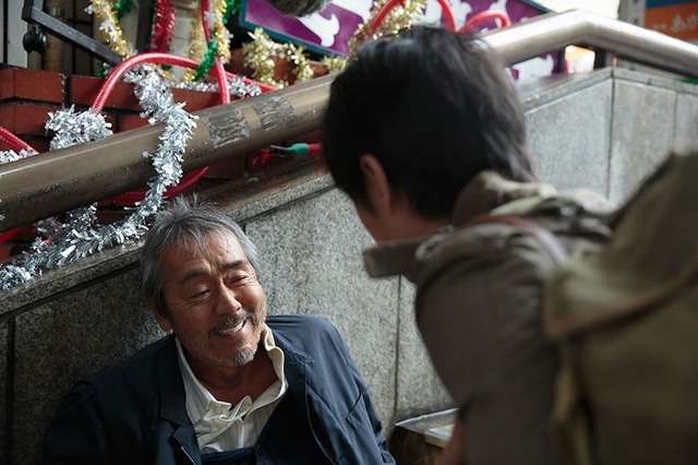 「喧騒の街、静かな海」