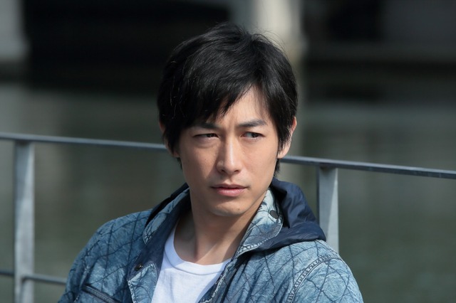 「喧騒の街、静かな海」